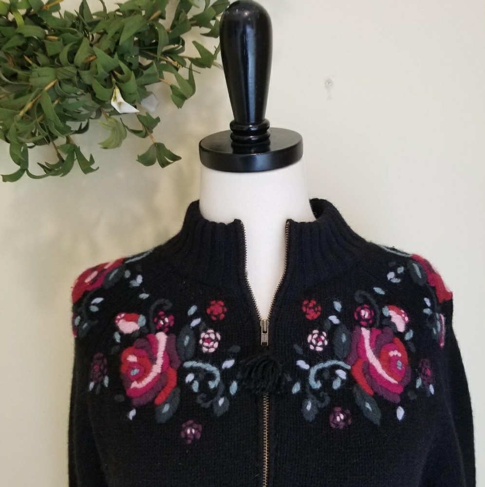 Beautiful Floral yarnwork Zip up Wool Sweater